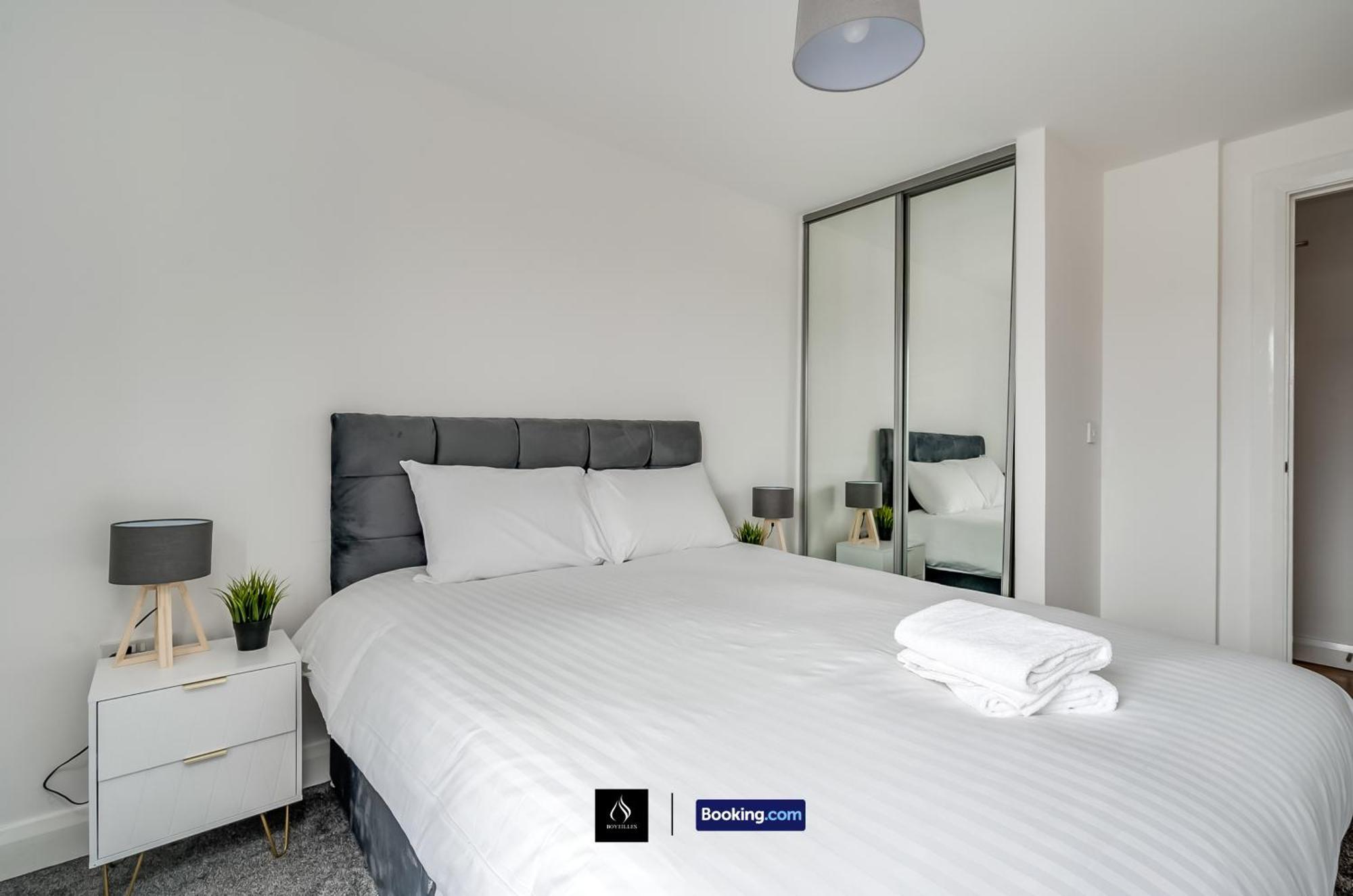 Apartment 2 Bed Modern Cozy By Boyeilles Short Lets & Serviced With Free Wifi
