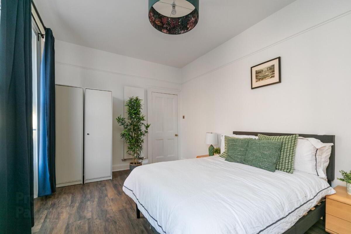 The U2 Crib - Unique History, Stylish With Parking Apartment