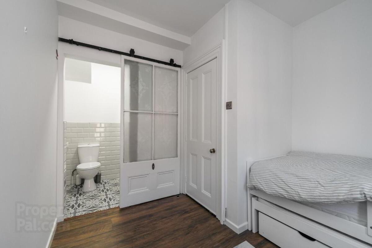 The U2 Crib - Unique History, Stylish With Parking Apartment *