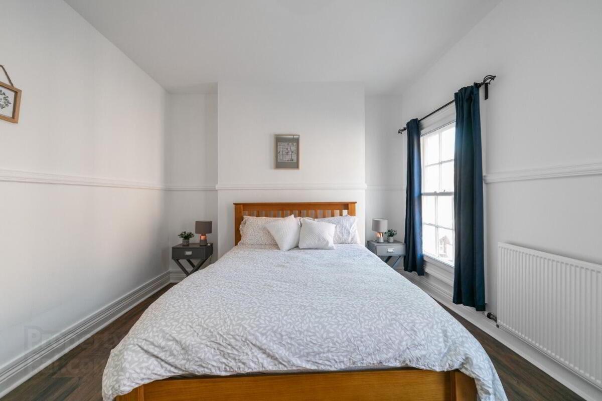 The U2 Crib - Unique History, Stylish With Parking Apartment
