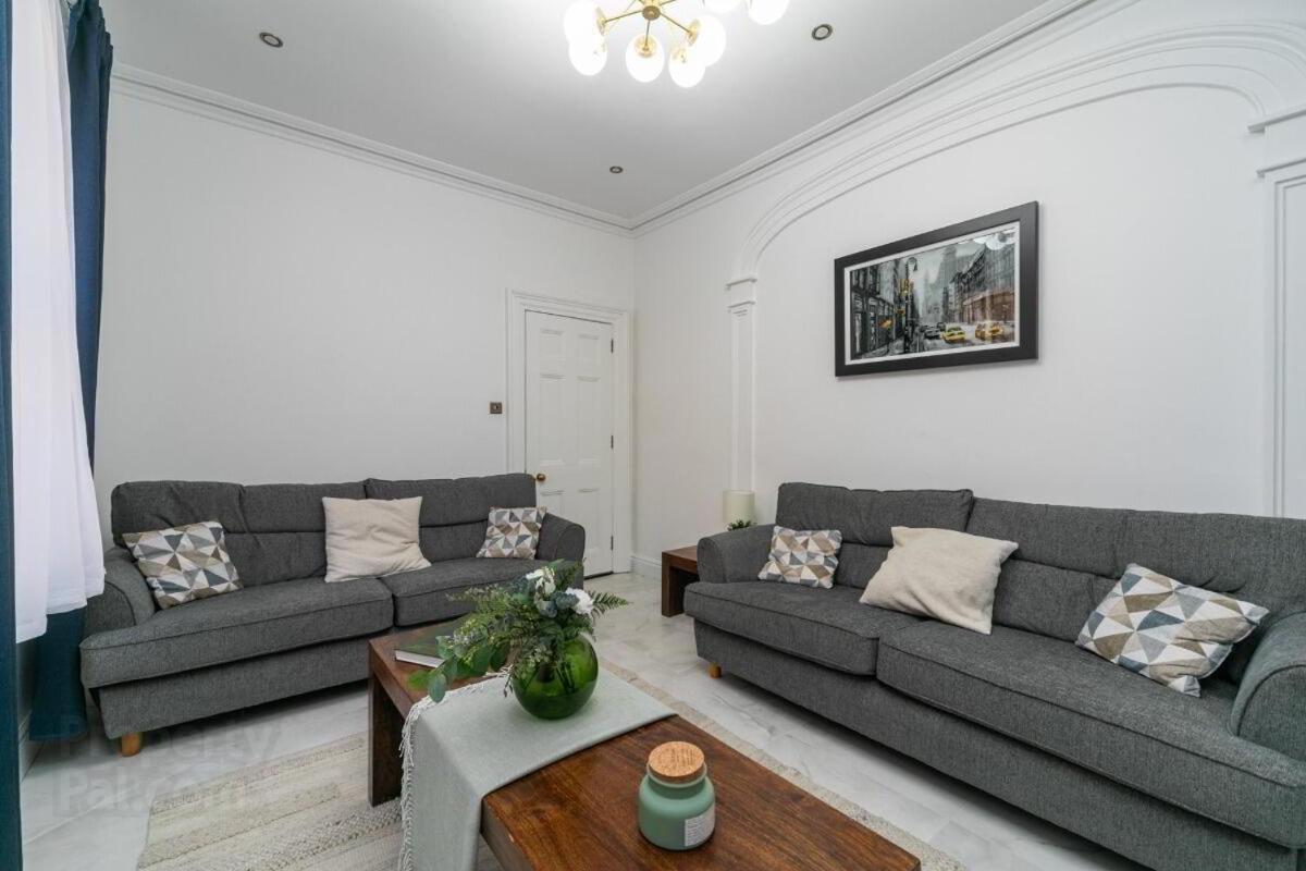 The U2 Crib - Unique History, Stylish With Parking Apartment