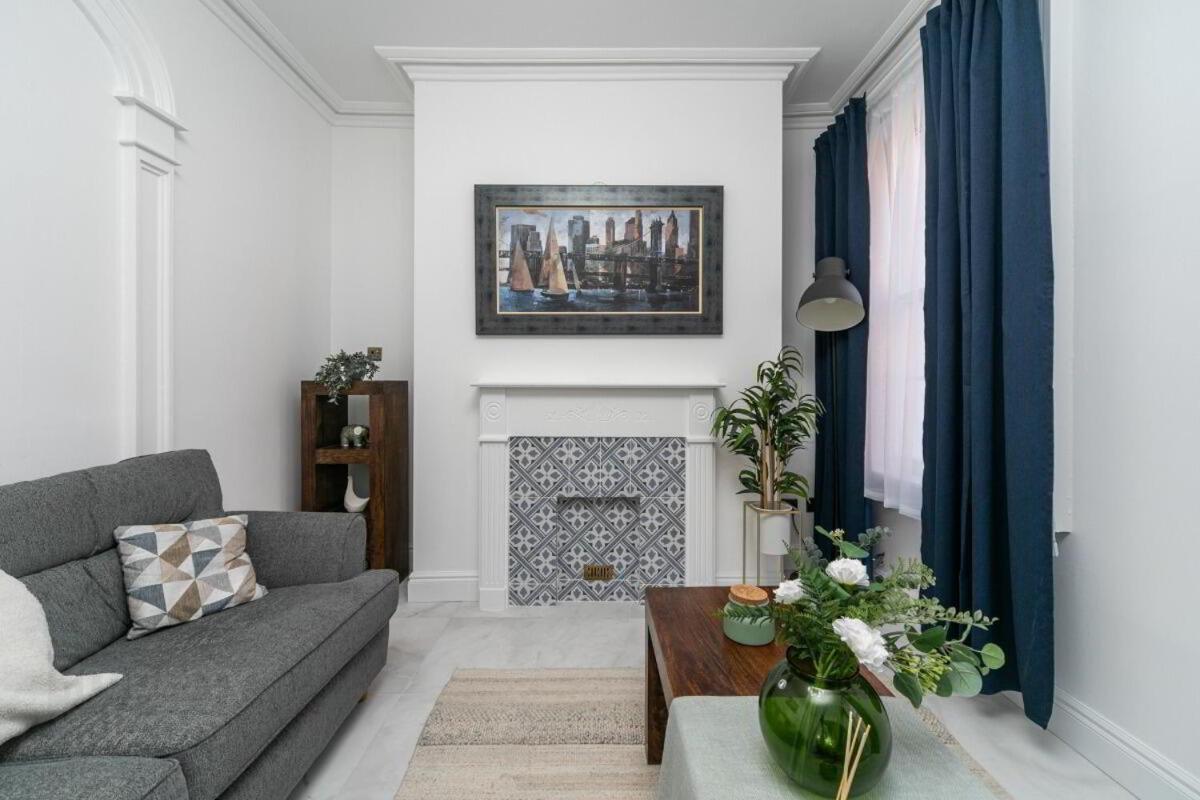 Apartment The U2 Crib - Unique History, Stylish With Parking Belfast