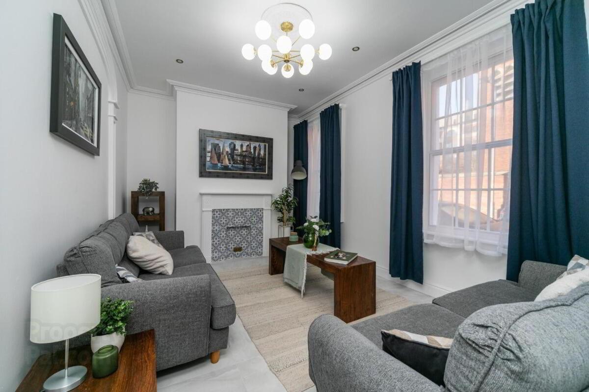 The U2 Crib - Unique History, Stylish With Parking Apartment