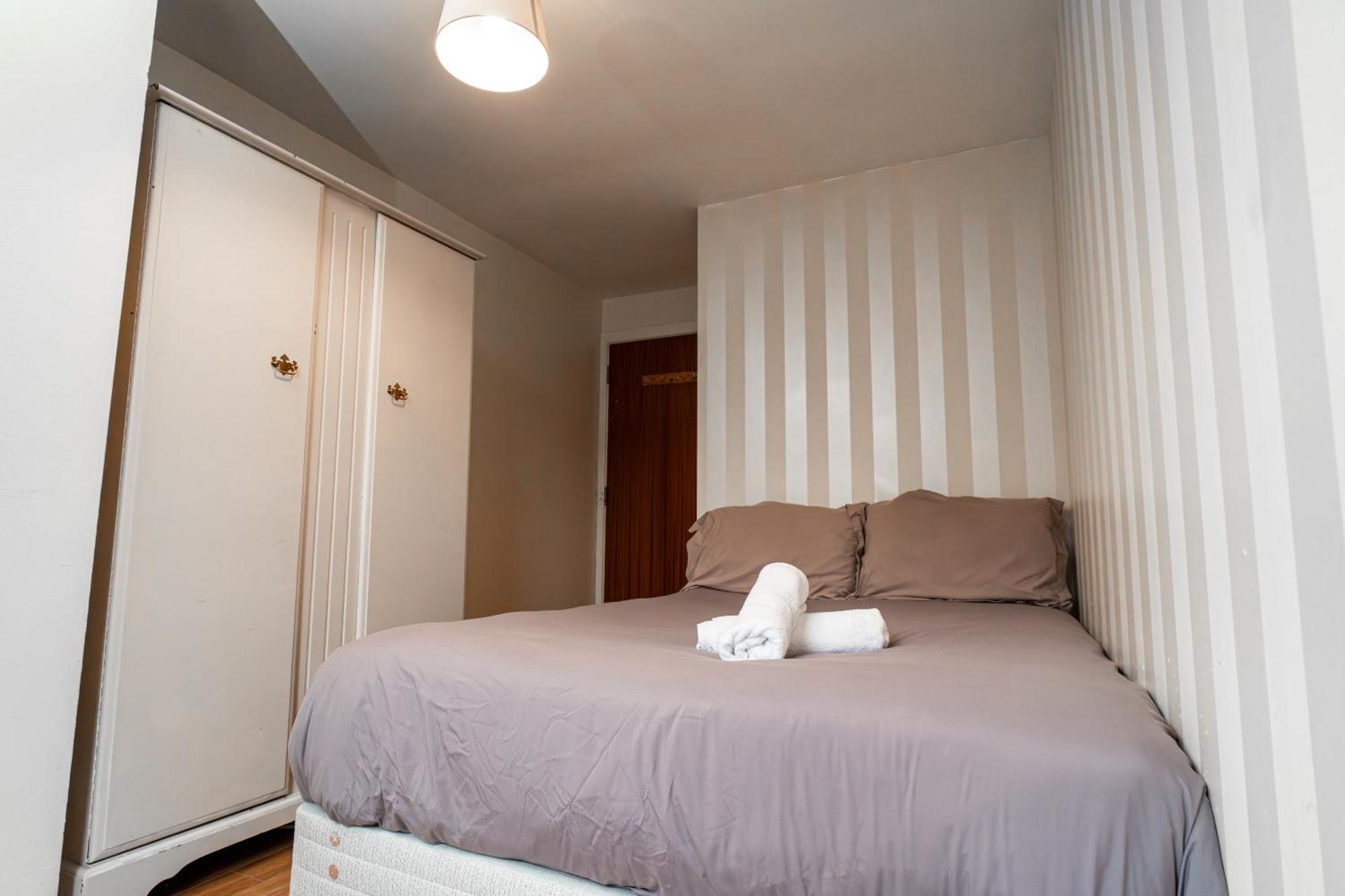 3 Bed - In Centre Apartment *