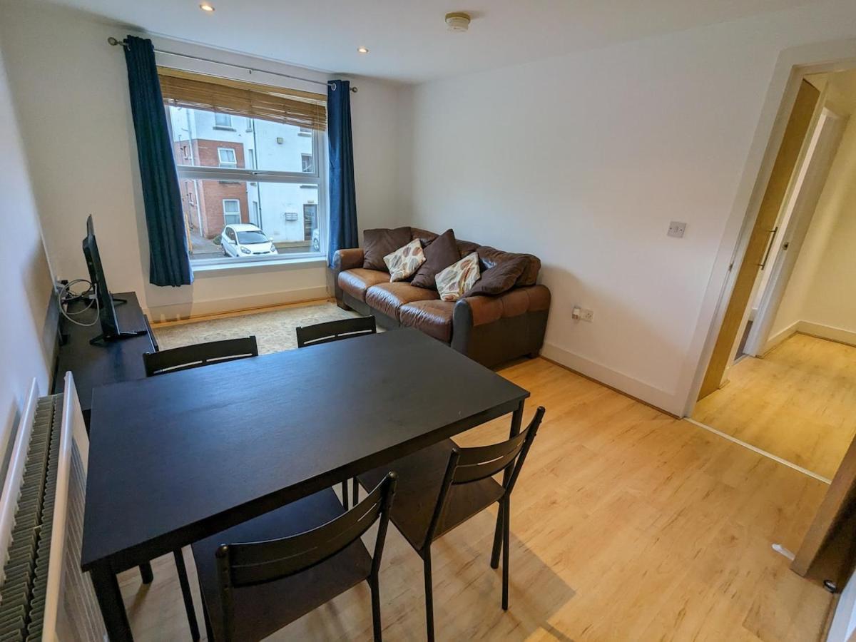 Apartment Cosy One Bedroom With Secure Parking *