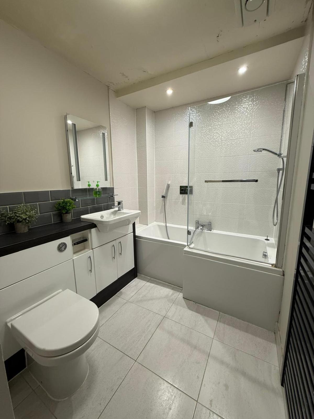 Quarters Riverside Apartment *