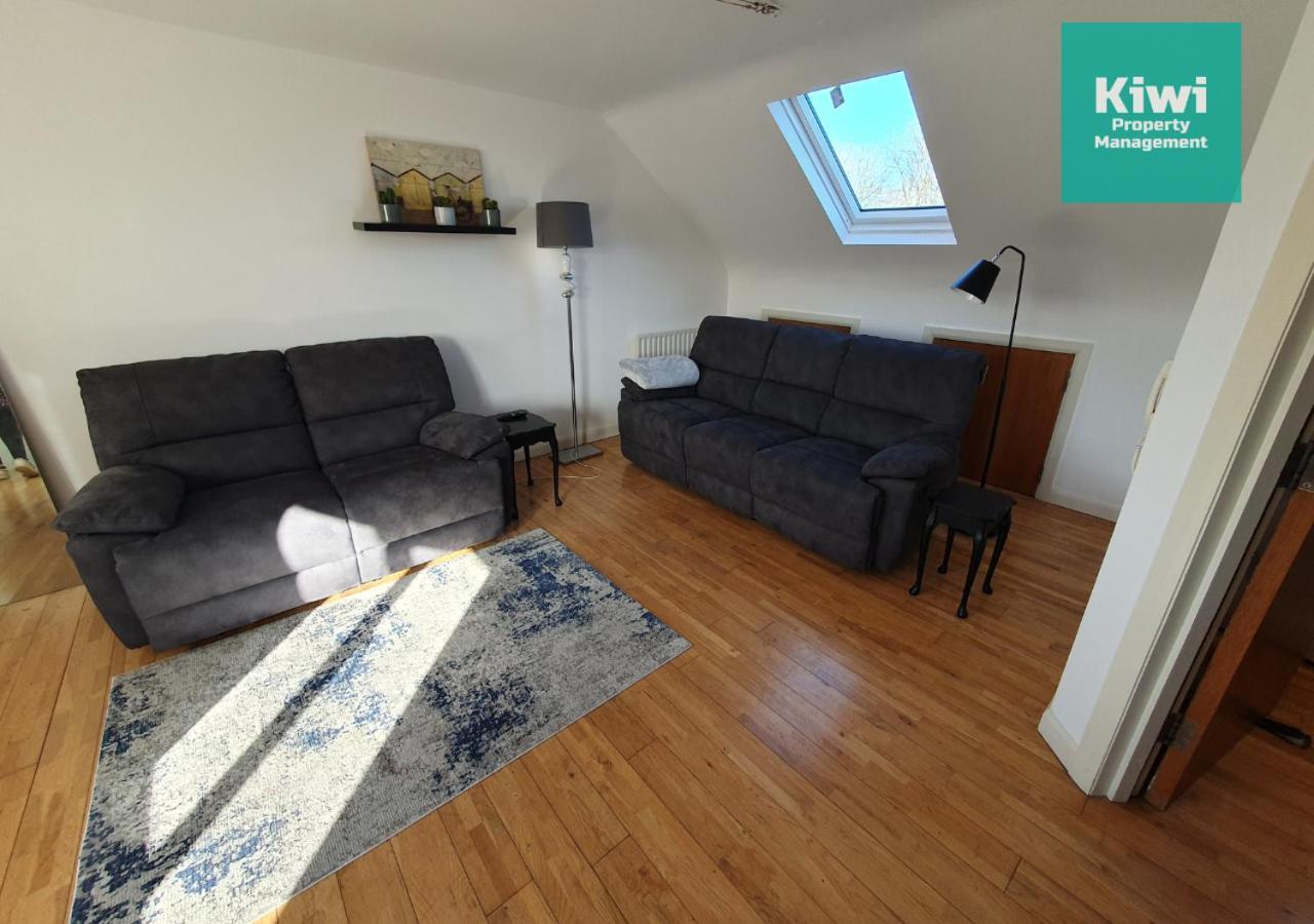 Apartment 2 Bedroom - Spacious & Modern *