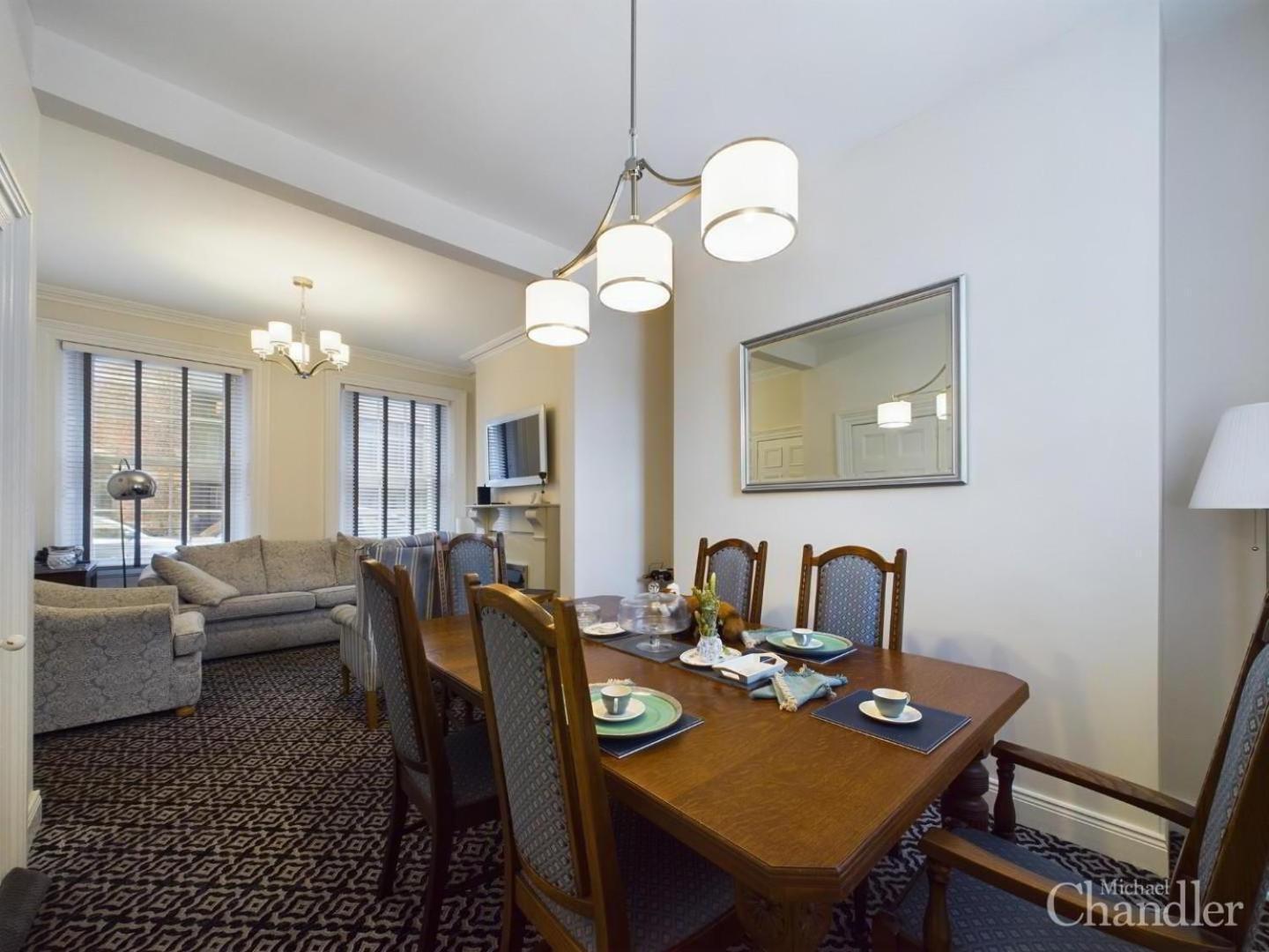 The U2 Crib - Unique History, Stylish With Parking Apartment *