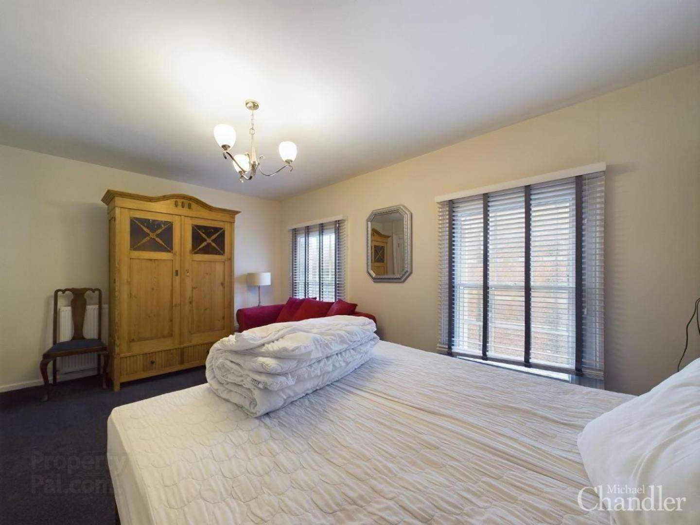 The U2 Crib - Unique History, Stylish With Parking Apartment *