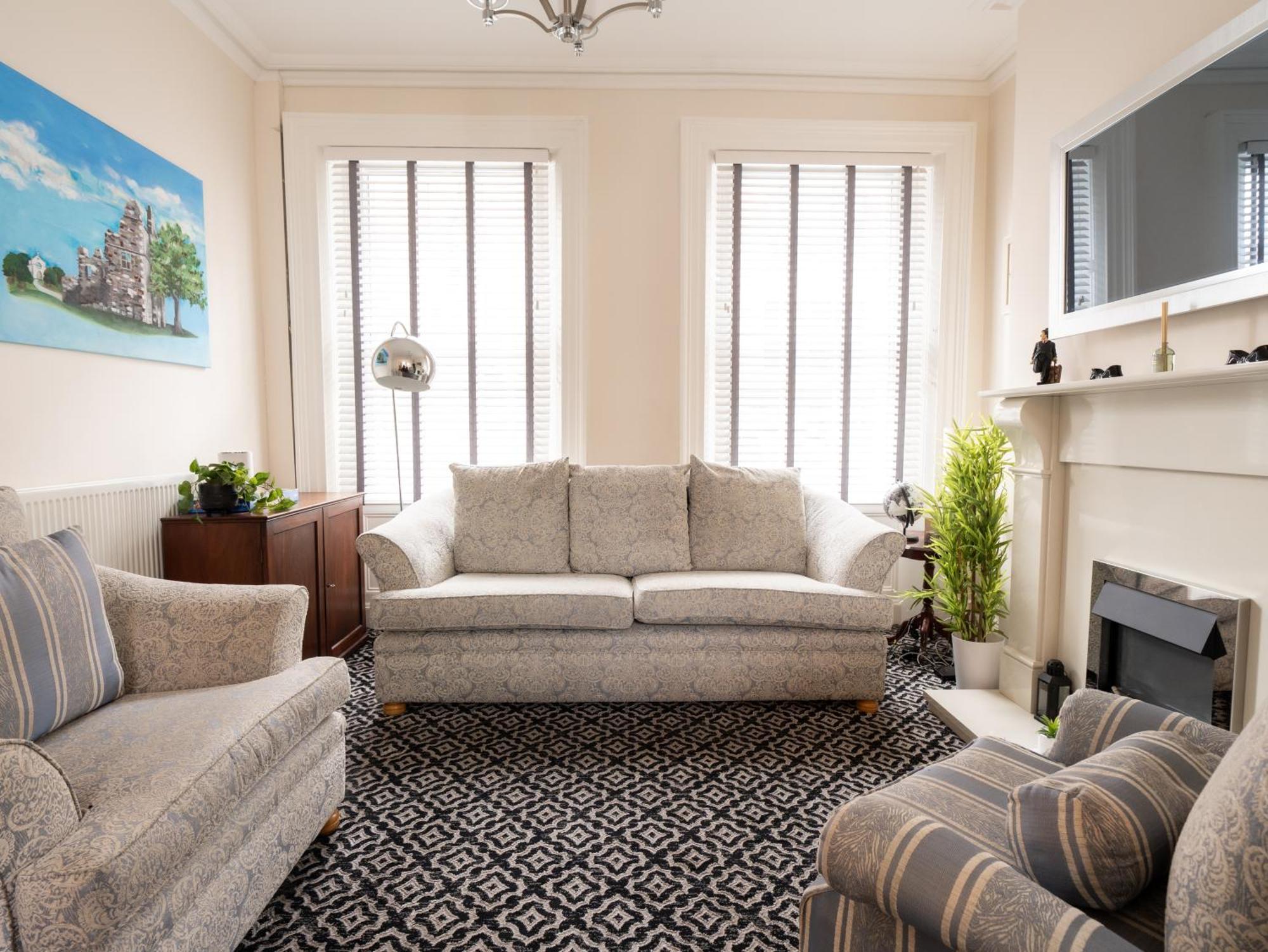 The U2 Crib - Unique History, Stylish With Parking Apartment *