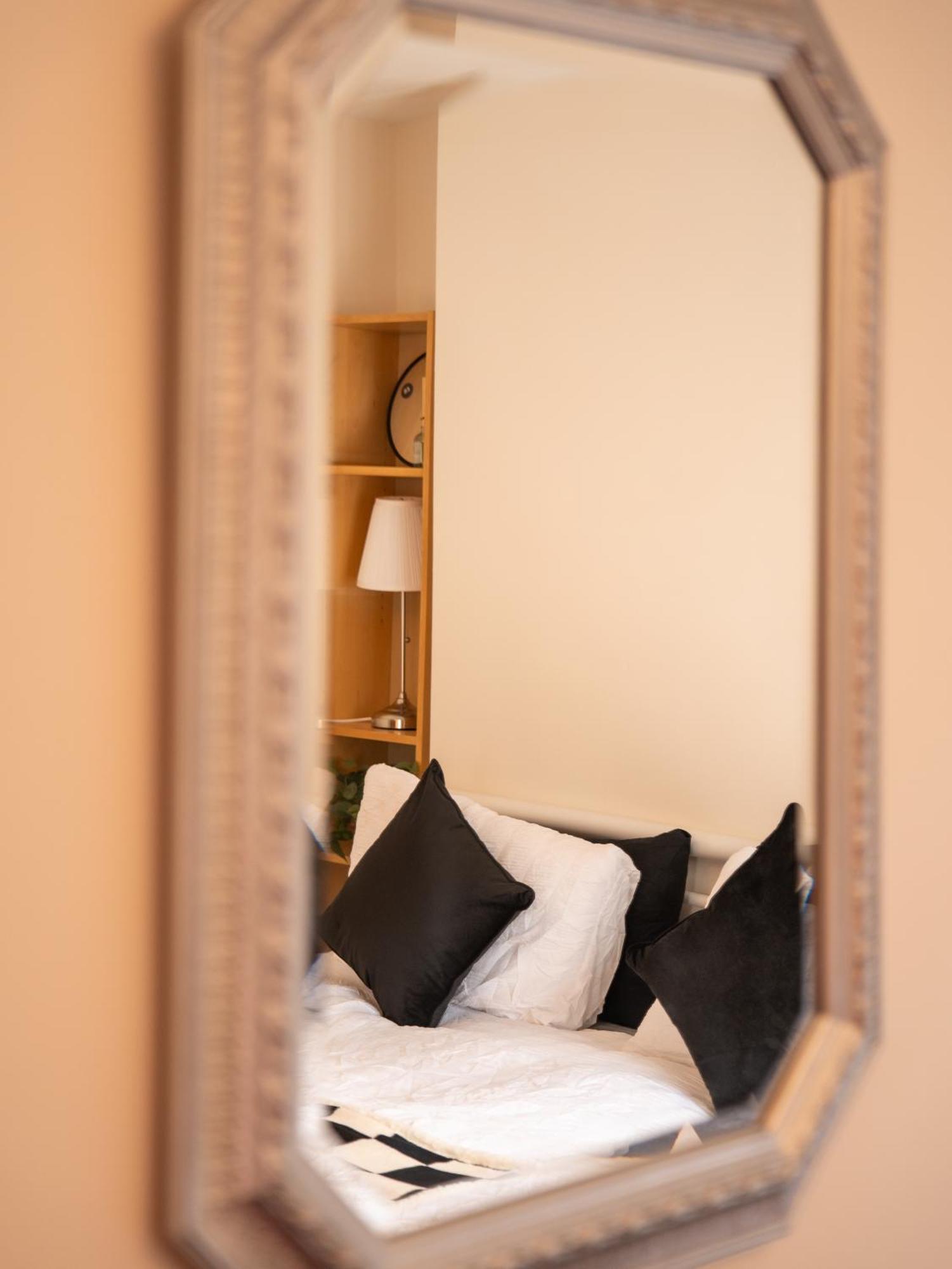 The U2 Crib - Unique History, Stylish With Parking Belfast