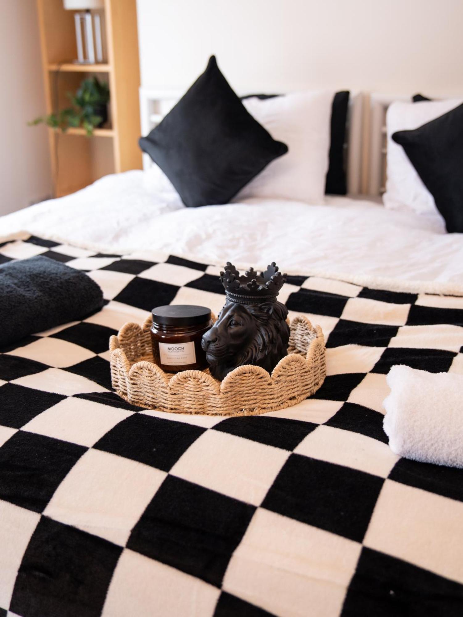 The U2 Crib - Unique History, Stylish With Parking Apartment *