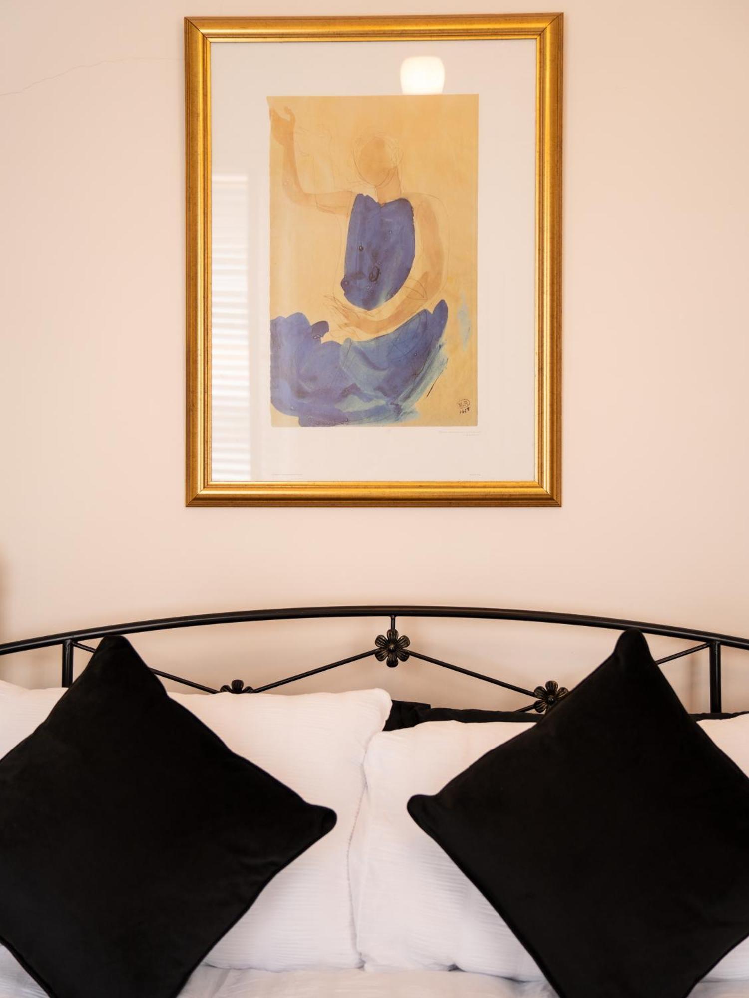 The U2 Crib - Unique History, Stylish With Parking Apartment