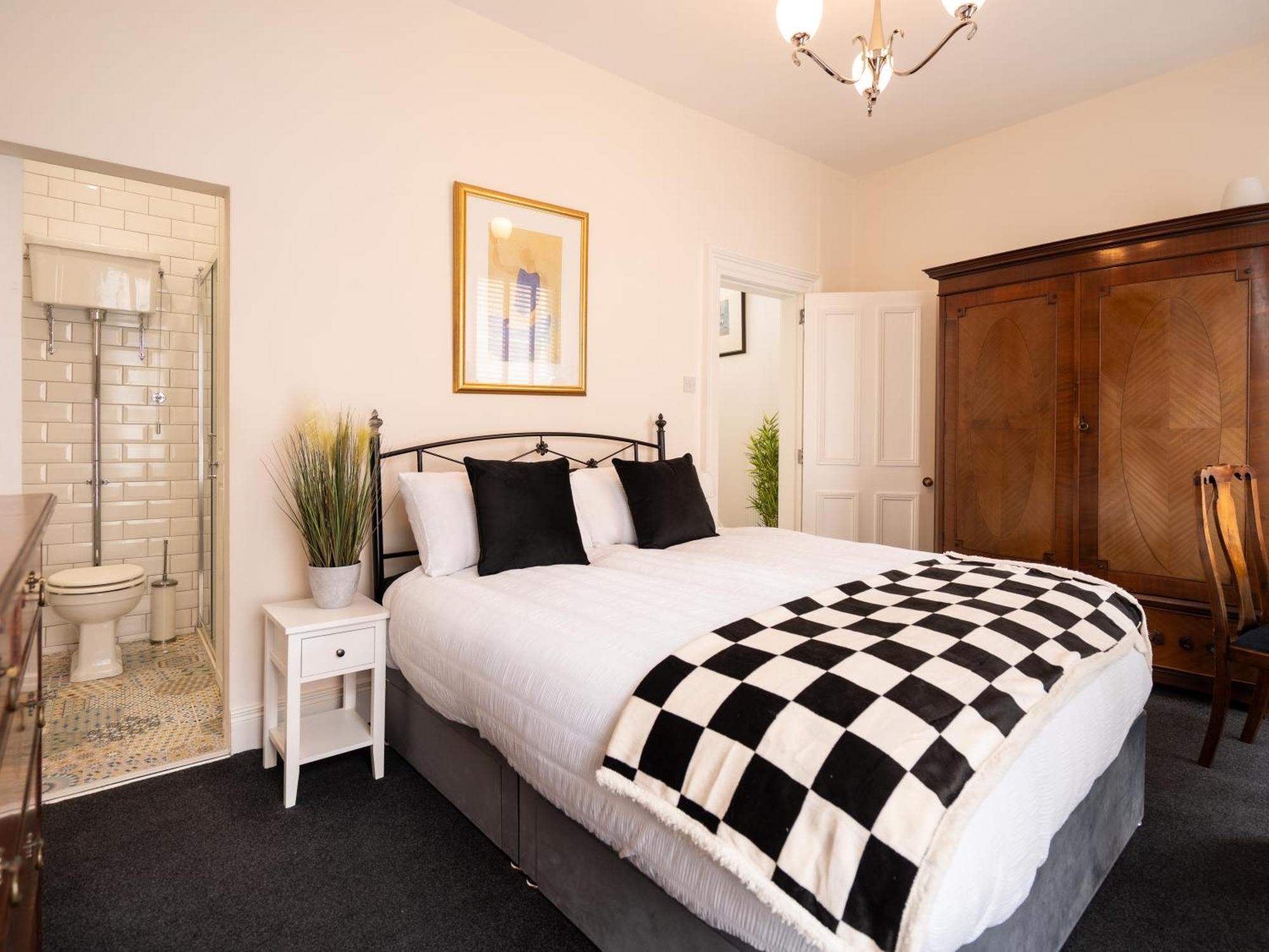 The U2 Crib - Unique History, Stylish With Parking *