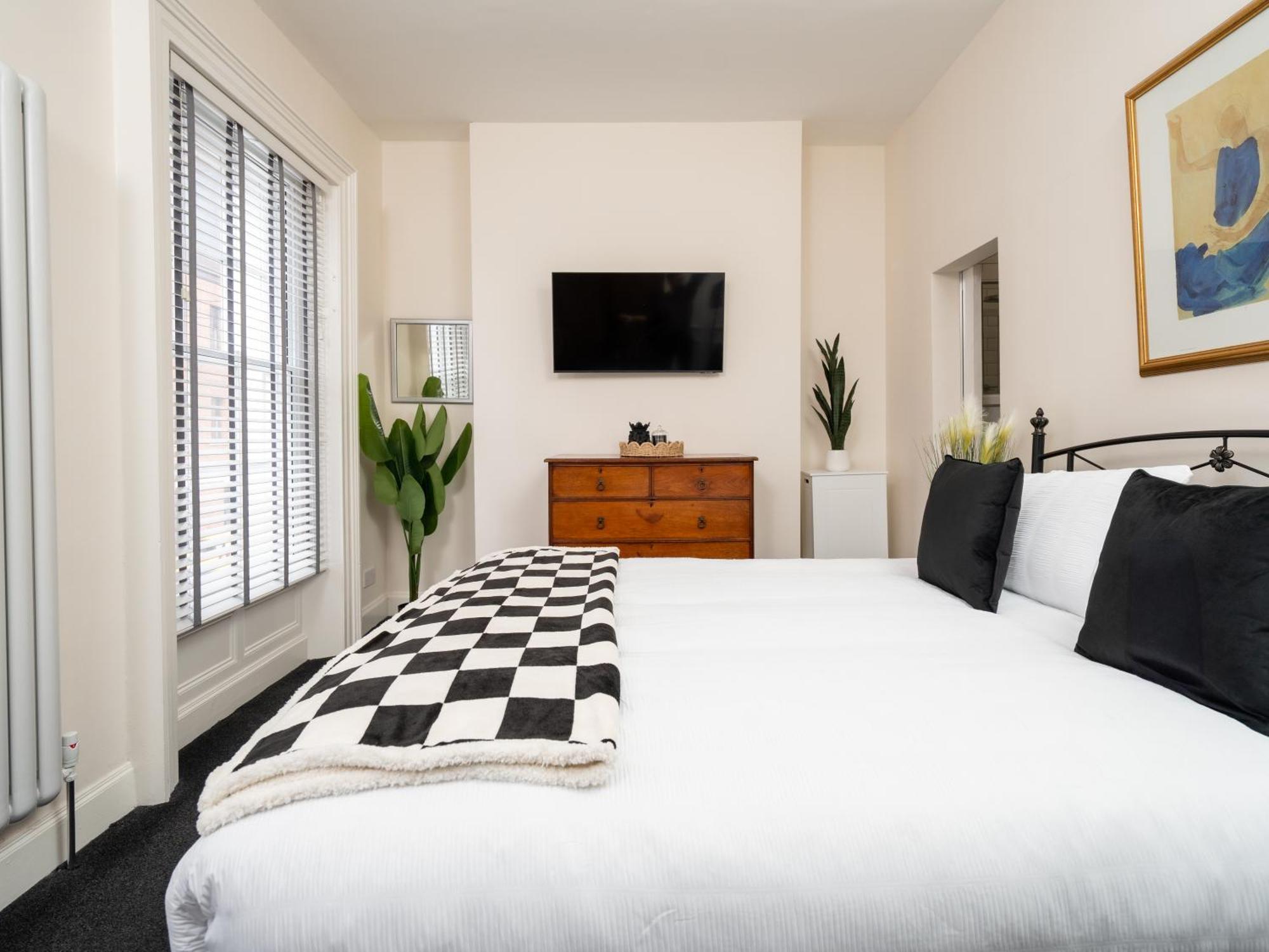 The U2 Crib - Unique History, Stylish With Parking