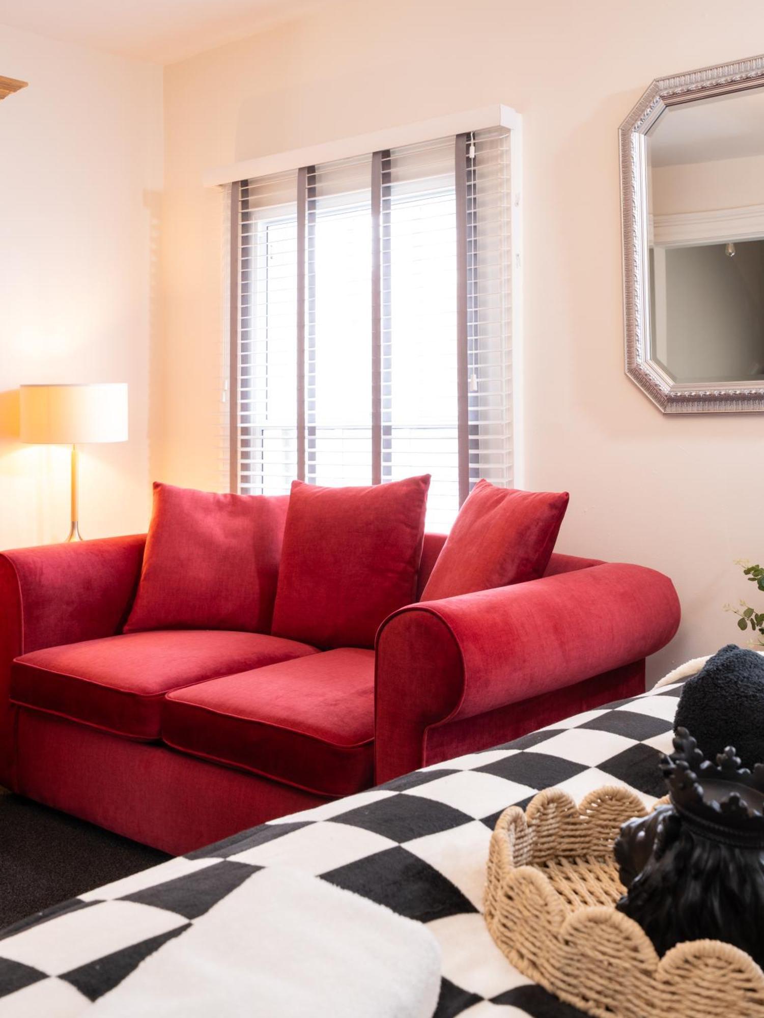 The U2 Crib - Unique History, Stylish With Parking Apartment