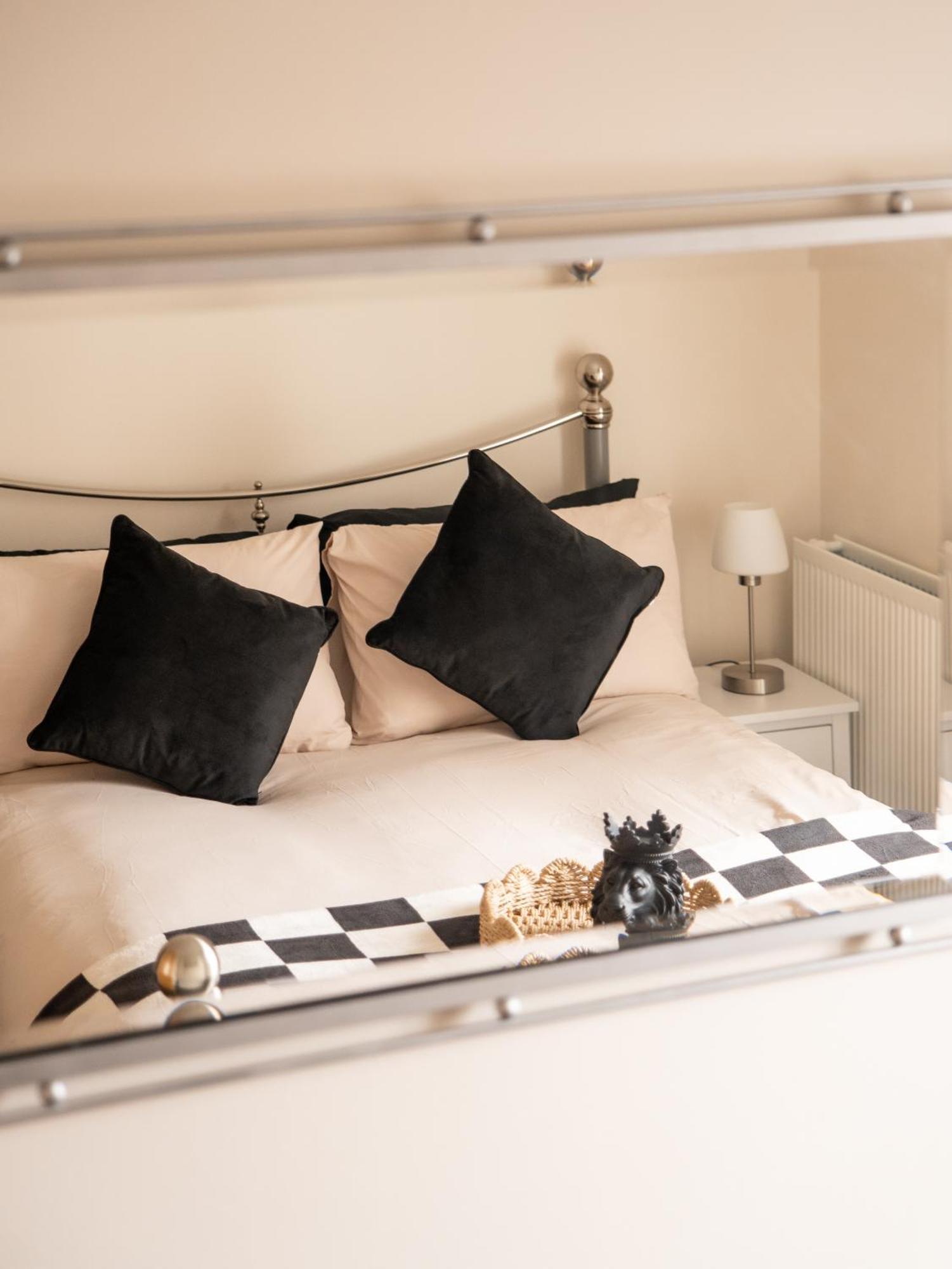 Apartment The U2 Crib - Unique History, Stylish With Parking Belfast