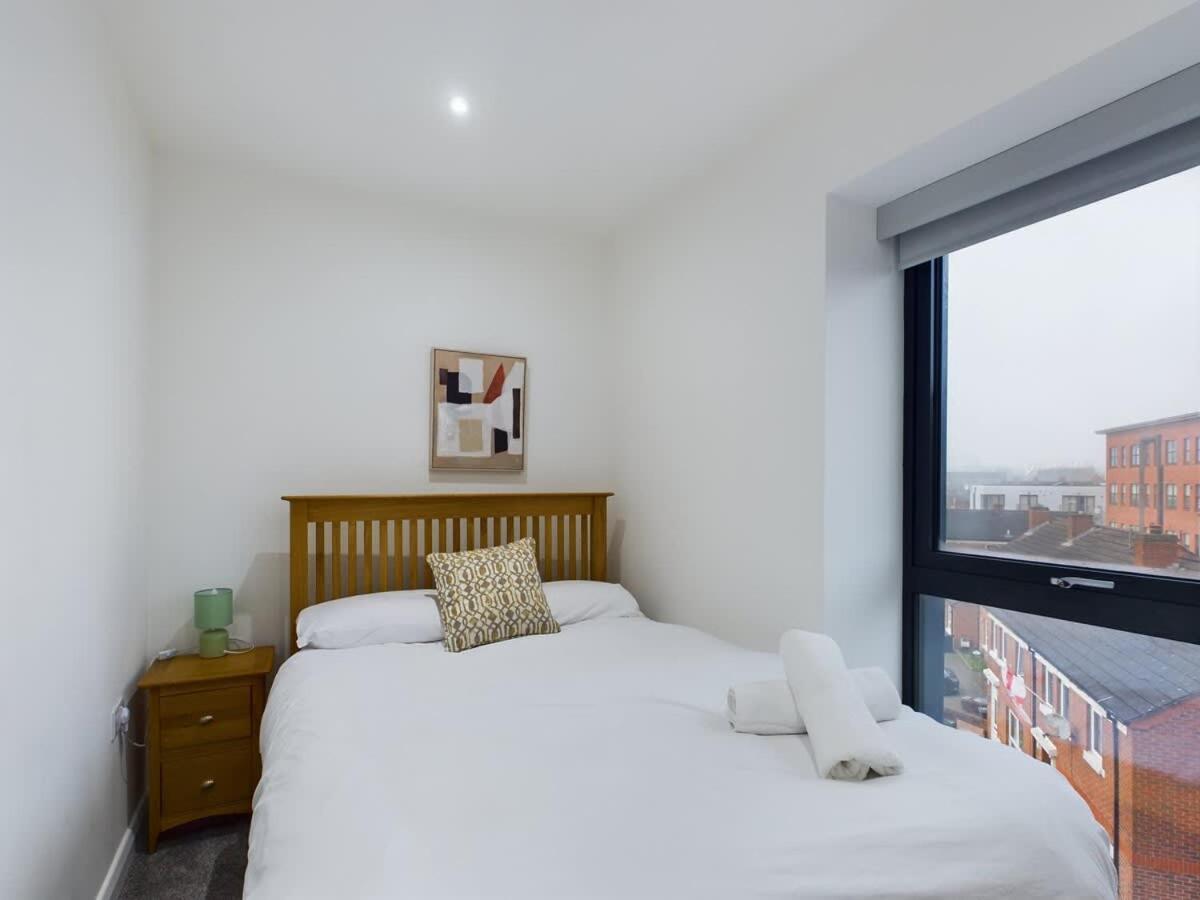 Contemporary 2 Bed Centre Apartment *