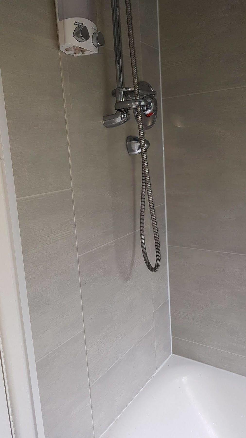 Great Location - City Centre - Parking - 4 Beds - 2 Bedrooms Apartment *