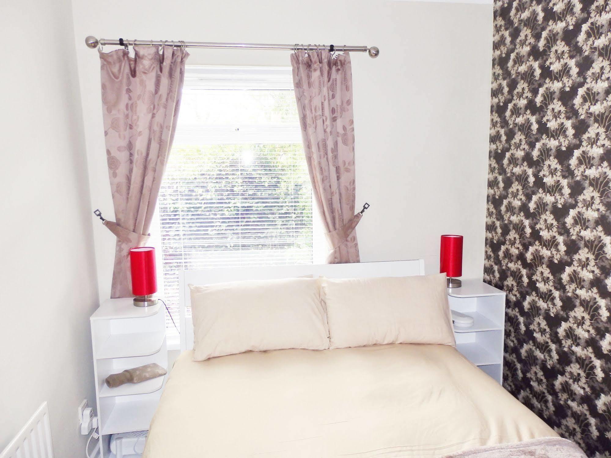 Great Location - City Centre - Parking - 4 Beds - 2 Bedrooms *