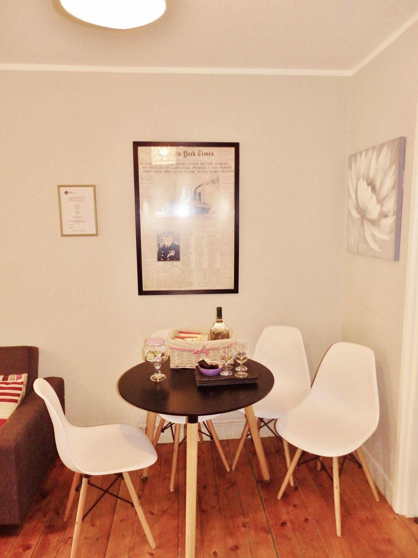 Great Location - City Centre - Parking - 4 Beds - 2 Bedrooms Apartment