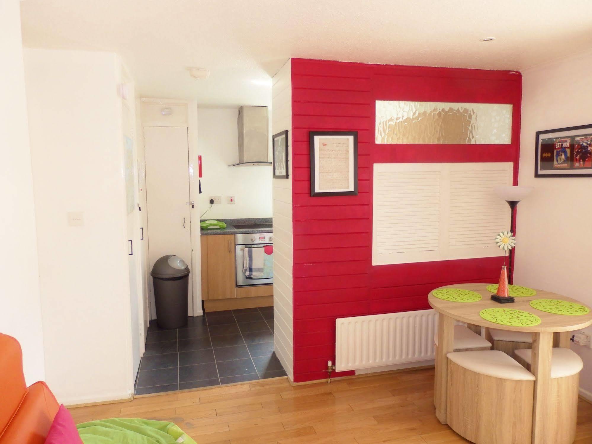 Very Central Location- Free Parking - 2 Bedrooms * Belfast