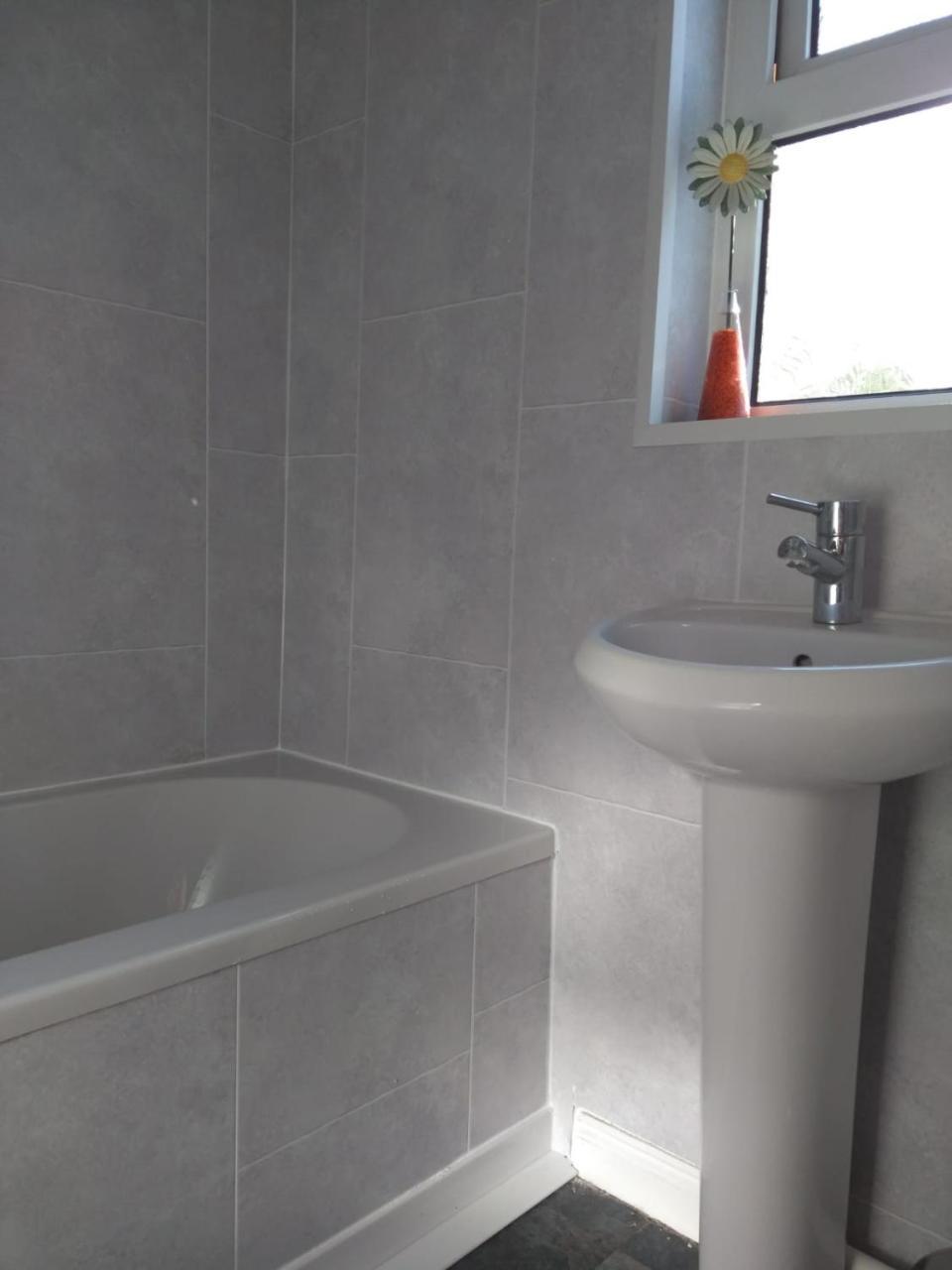 Very Central Location- Free Parking - 2 Bedrooms Apartment Belfast