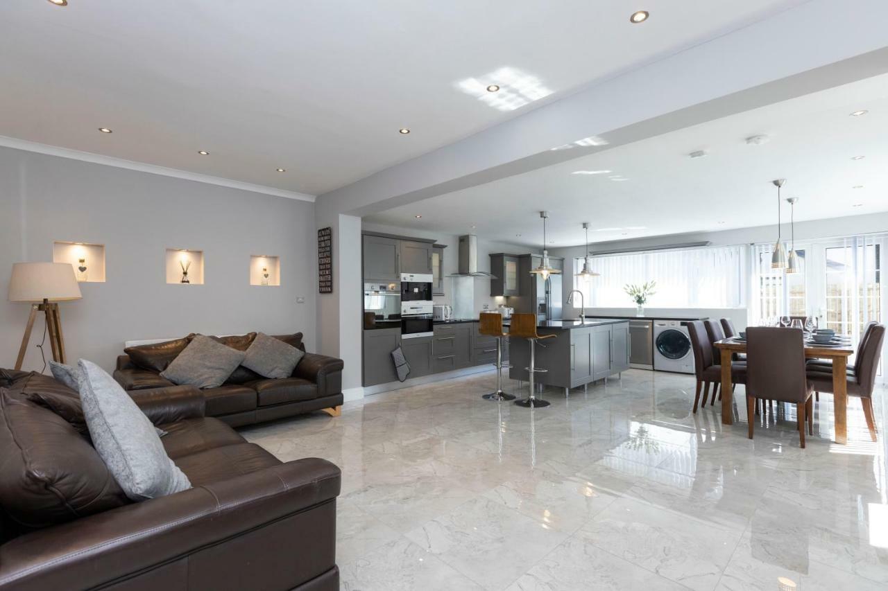 Chestnut House, Beautiful, Spacious & Comfortable Holiday home Belfast