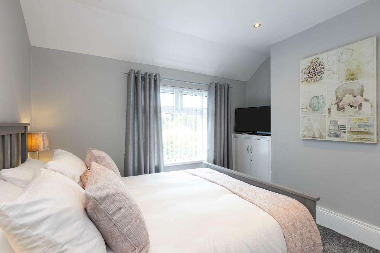 Chestnut House, Beautiful, Spacious & Comfortable Holiday home Belfast