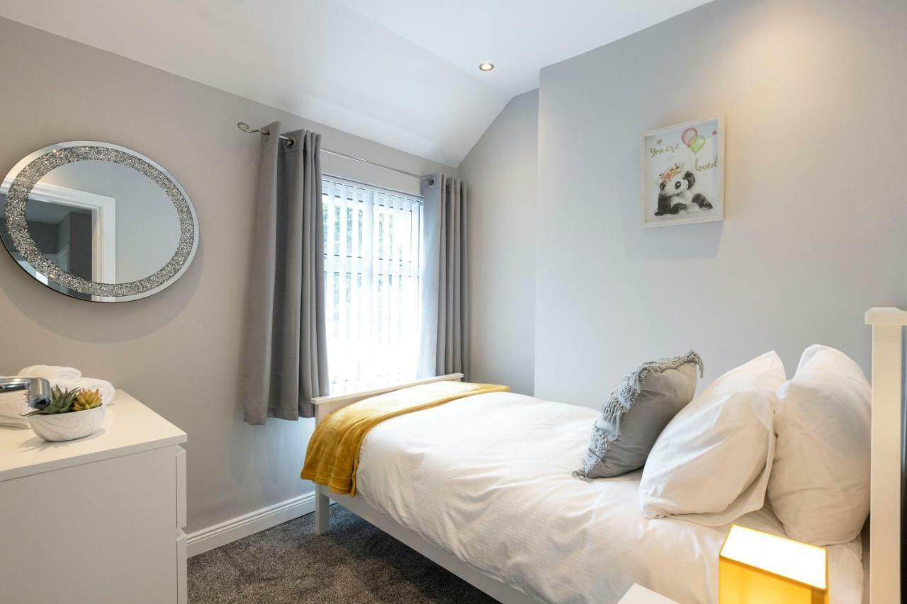 Chestnut House, Beautiful, Spacious & Comfortable Holiday home Belfast