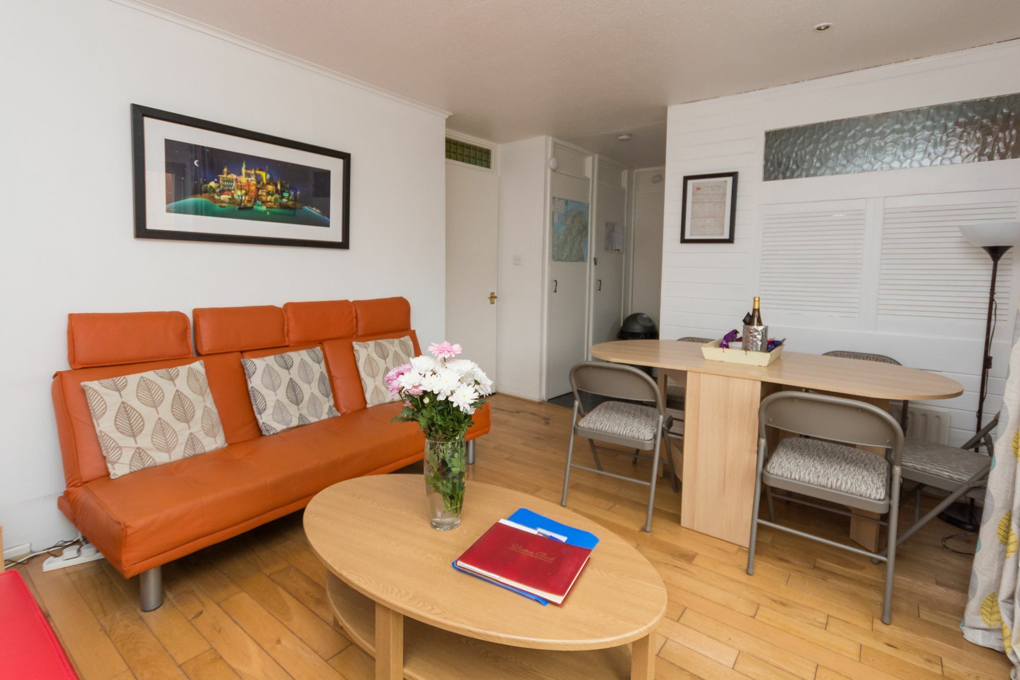 Apartment Very Central Location- Free Parking - 2 Bedrooms *