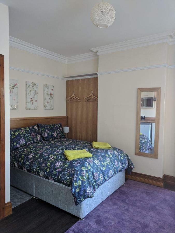Apt 4, 16 College Gardens Apartment *