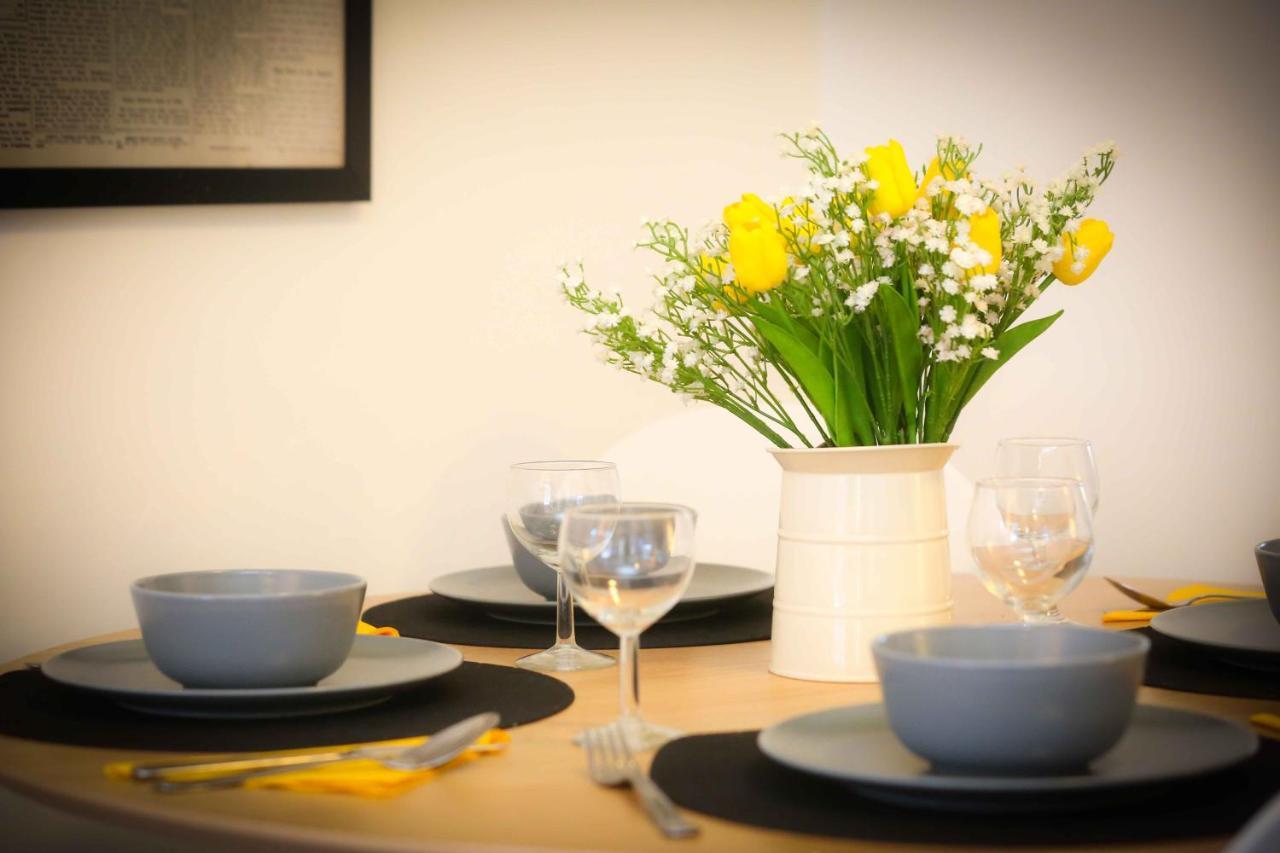 Great Location - City Centre - Parking - 4 Beds - 2 Bedrooms