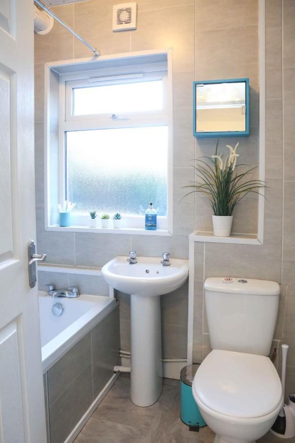 Great Location - City Centre - Parking - 4 Beds - 2 Bedrooms *