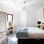 Modern Luxury Apartment, Sleeps 6, Best Location