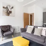 Modern Luxury Apartment, Sleeps 6, Best Location