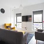Modern Luxury Apartment, Sleeps 6, Best Location