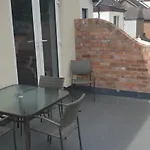 Modern 2 Bed Apartment With Parking