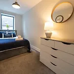 Family Apartment Sleeps 6 In Botanic Queens Area