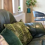 Pass The Keys Stunning 2Br Apt With Balcony Next To Queens Uni