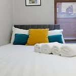 Broadway Belfast! Central Location! Sleeps 6!