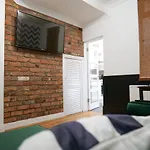 Broadway Belfast! Central Location! Sleeps 6!