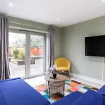Fabulous Modern Luxury Apartment Sleeps 6- Parking