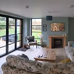 Cosy 2 Bedroom Coach House