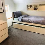 Cheerful 4 Bedroom Townhouse, Side Street Parking