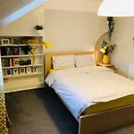 Cheerful 4 Bedroom Townhouse, Side Street Parking