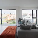 Modern 3 Bedroom Flat In Belfast City Center With Terrace