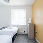 Modern 3 Bedroom Apt Near City Centre Parking Included