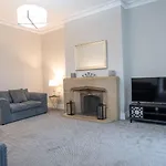 Queens Large 2 Bdr & 1 Bdr Apartments By Belfast City Breaks