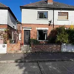Lovely 2 Bedroom House Overlooking Park, Free Parking